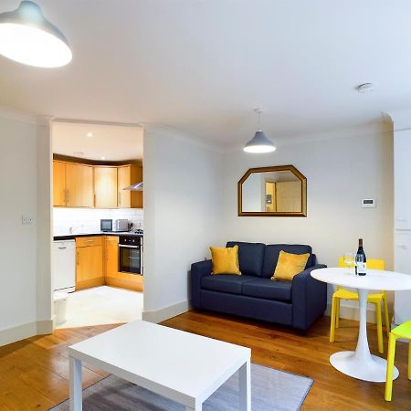 Redhill Town Centre Apartment By Livingo Екстериор снимка