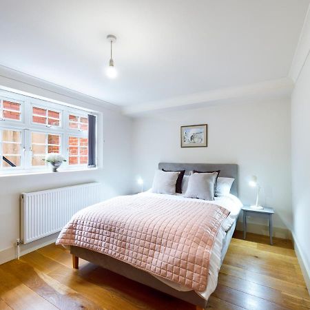 Redhill Town Centre Apartment By Livingo Екстериор снимка