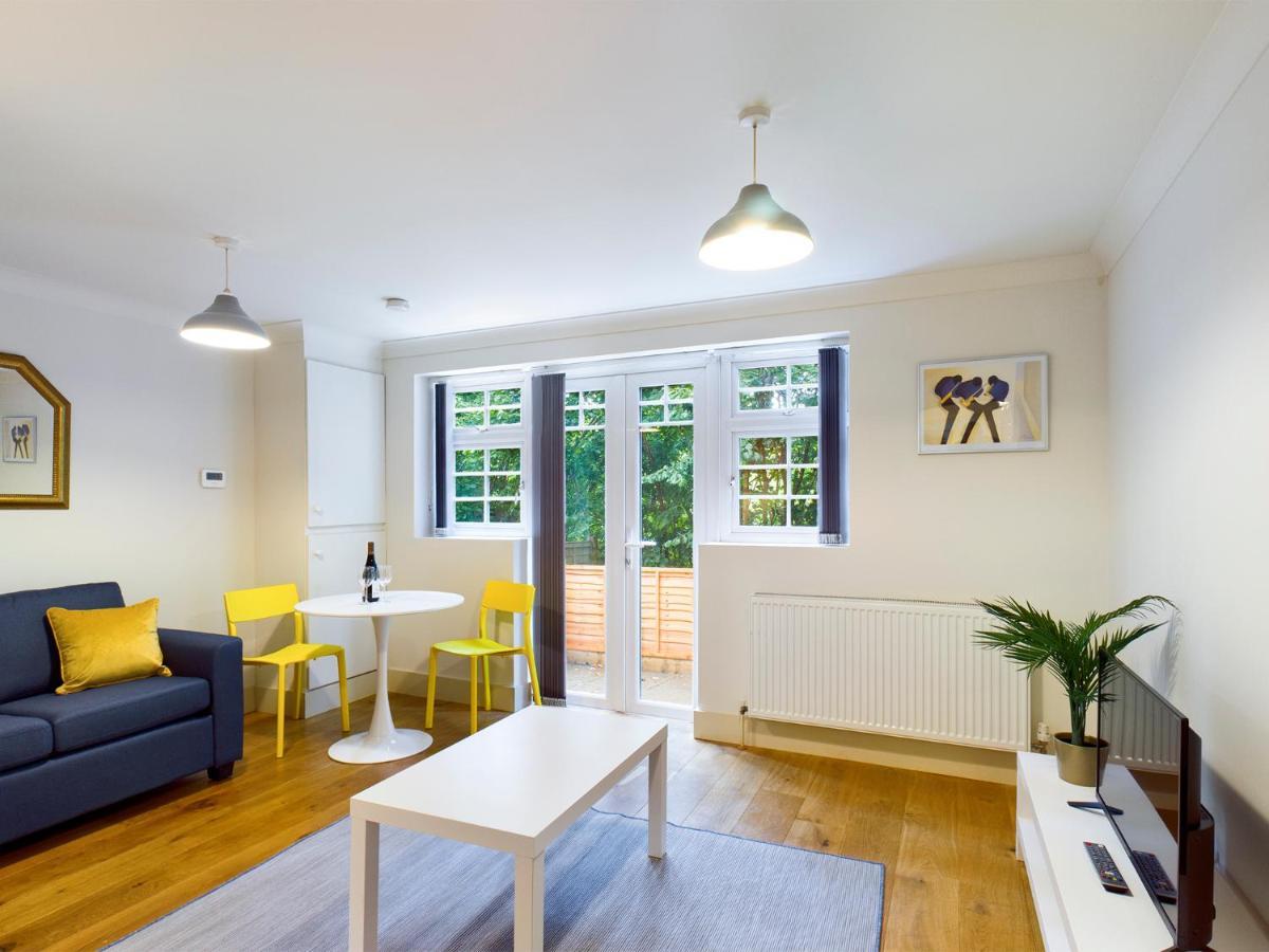 Redhill Town Centre Apartment By Livingo Екстериор снимка