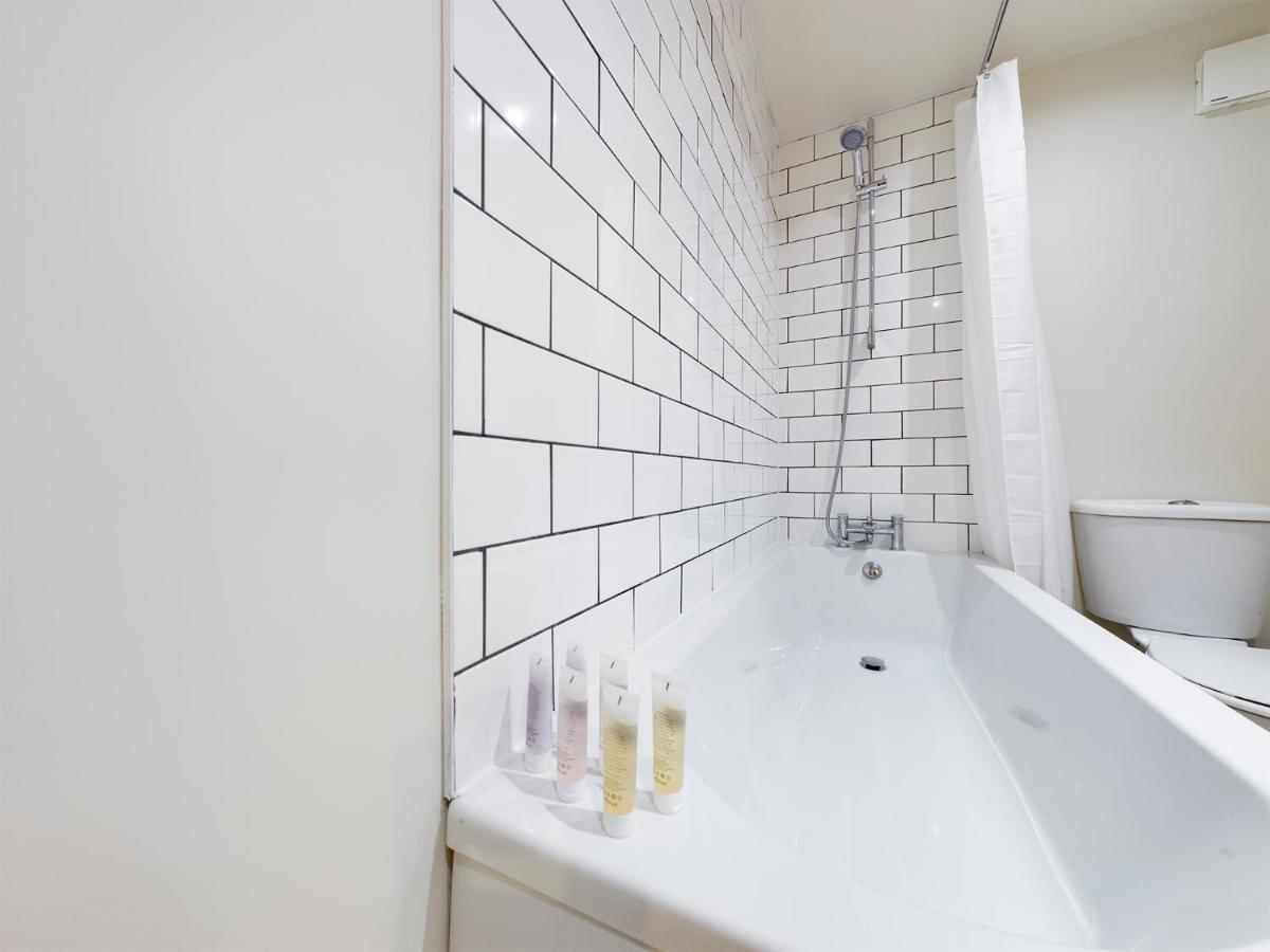 Redhill Town Centre Apartment By Livingo Екстериор снимка