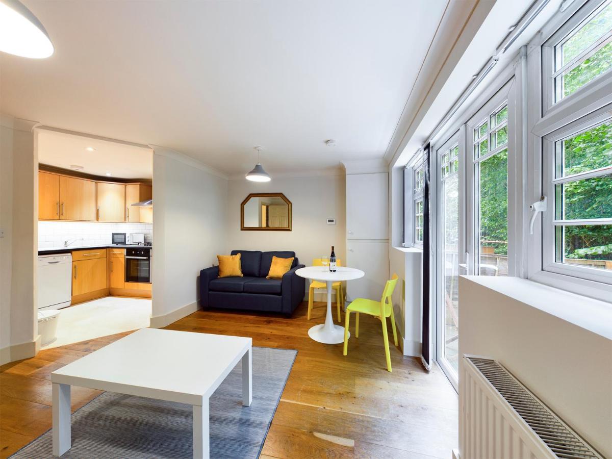 Redhill Town Centre Apartment By Livingo Екстериор снимка