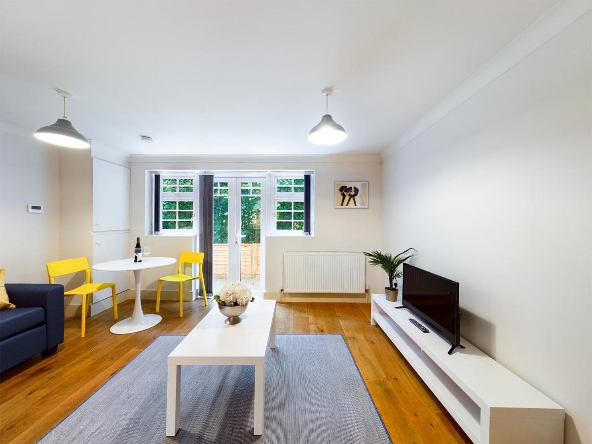 Redhill Town Centre Apartment By Livingo Екстериор снимка