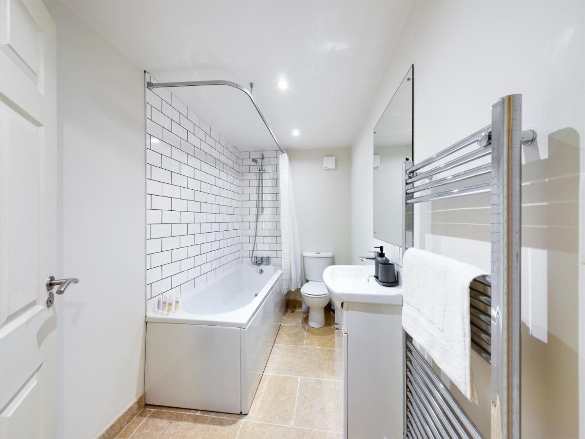 Redhill Town Centre Apartment By Livingo Екстериор снимка
